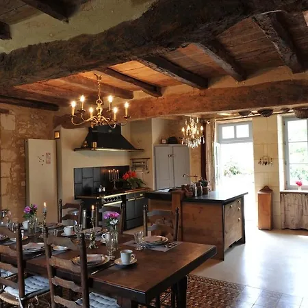 Casa de Férias Ancien Presbytere En Bord De Riviere Proche Vallee De La Loire